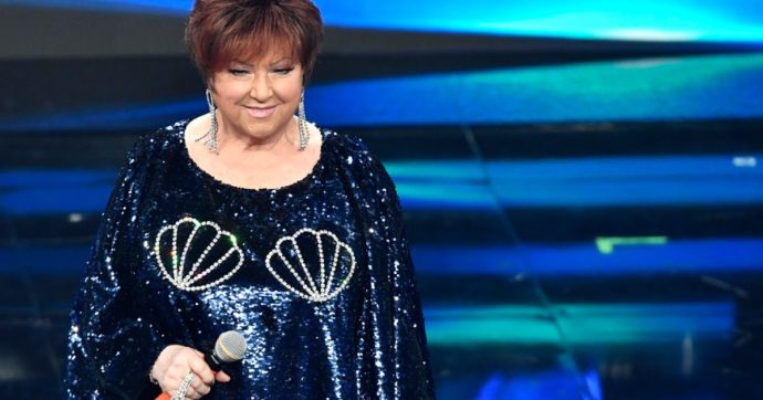 #sanremo 71/3: orietta berti vewtita di nero con paillettes, due conchiglie di perle disegrnate sul petto