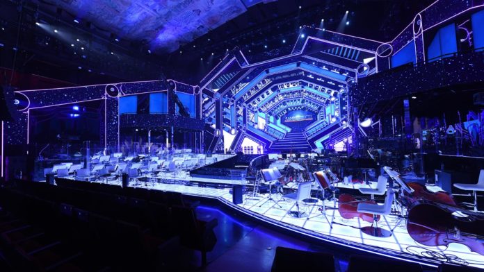 in foto il palco dell'ariston con la scenografia 2021, tutto blu, con il palco bianco, luci soffuse