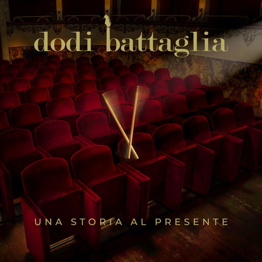 Una storia al presente Dodi Battaglia, la copertina del disco con le scritte dorate, con la "B" di Battaglia fatta a manico di chitarra e al centro della foto due bacchette da batteria dorate, lo sfondo è l'immagine di una platea di teatro vuota con poltrone rosse