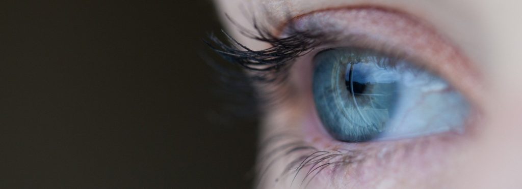 sindrome dell'occhio secco - nella foto il primo piano di un occhioazzurro di donna, che guarda verso sinistrao