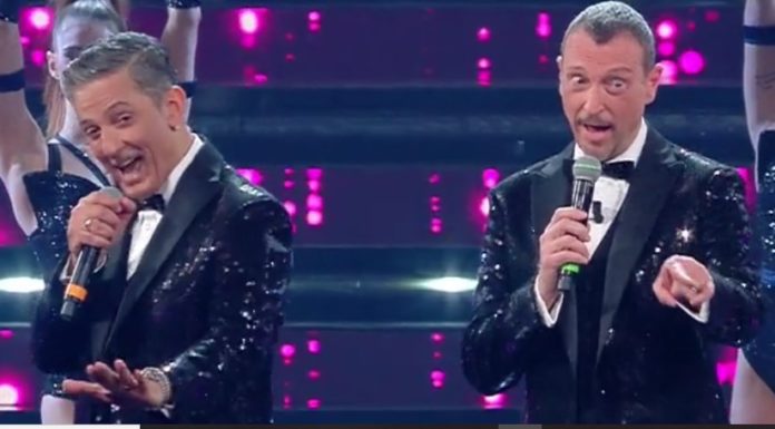 sanremo 2021 primaa serata - fiorello e amadeus col microfono in mano, intenti a cantare durante la trasmissione