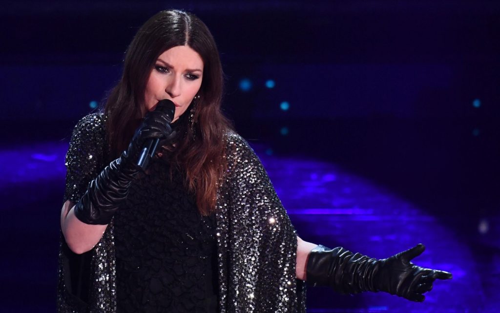 sanremo 2021 seconda serata - laura pausini sul palco del teatro ariston vestita di nero con un mantello luccicante sulle spalle