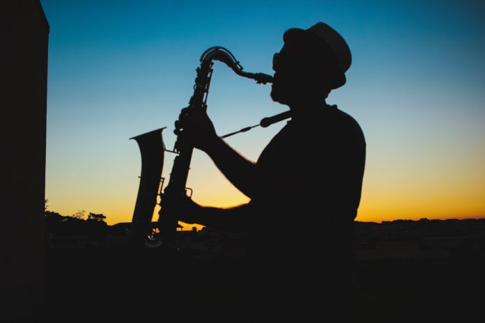 silhouette di un uomo che suona il sax