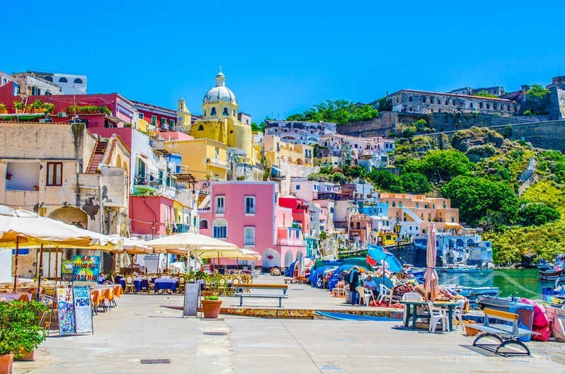 Procida, "la cultura non isola" e diventa capitale 2022. Veduta del centro isolano con case colorate 