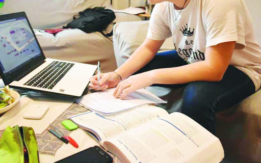 Didattica a distanza: la malavita arruola di più e meglio. Ragazzo da solo davanti al pc