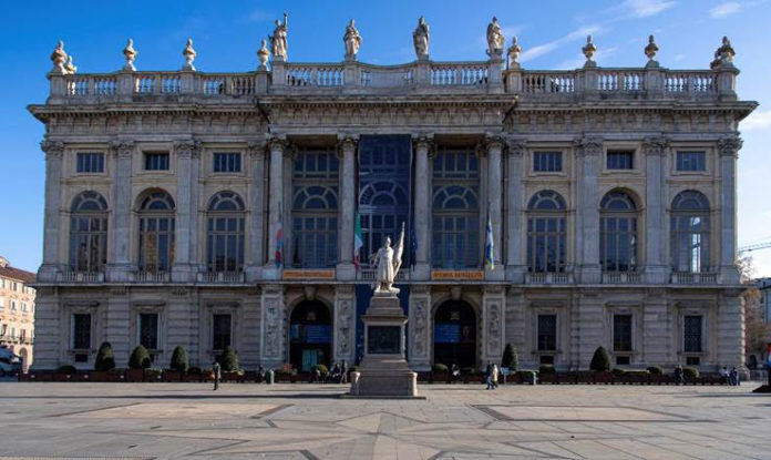 Palazzo Madama a Torino, la facciata con tanti archi per le finestre e la statua davanti