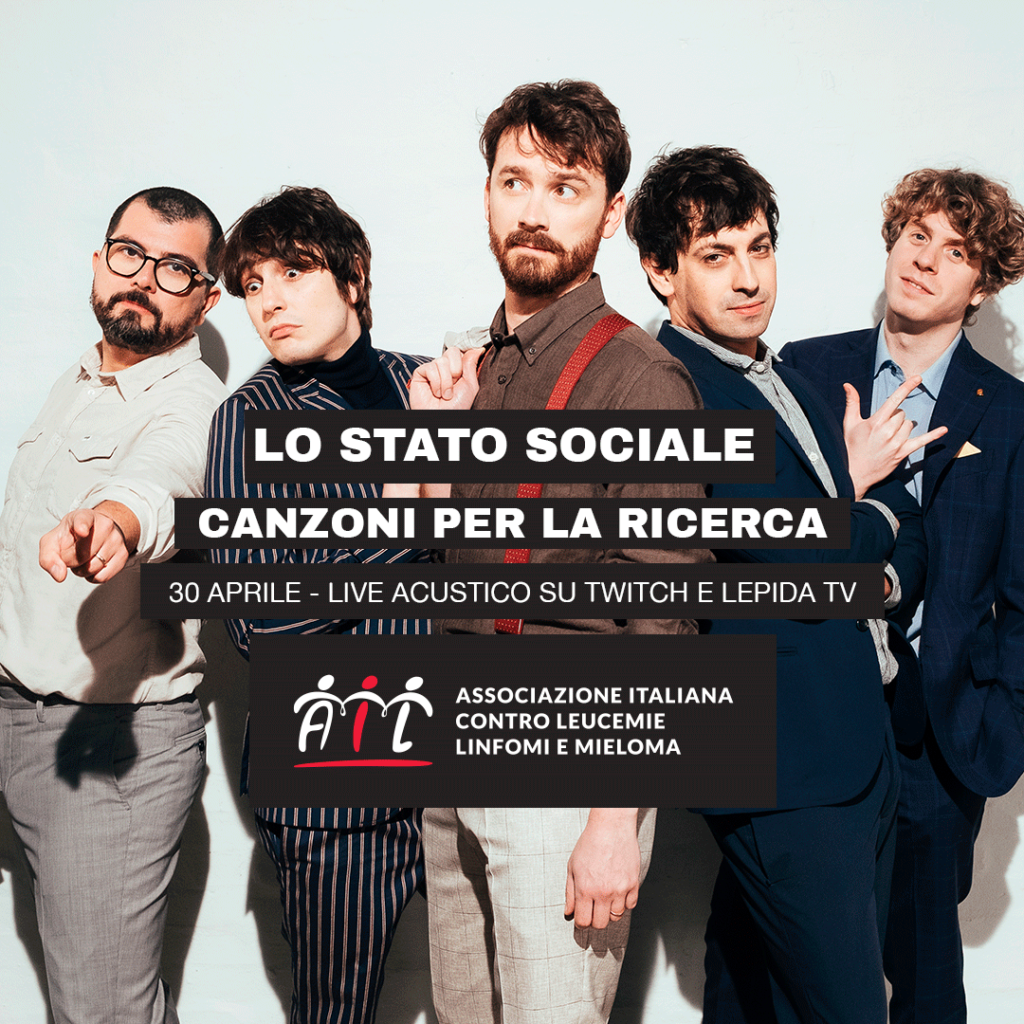 equazione è la canzone de lo stato sociale scritta per Ail, in foto la band con Alberto Cazzola al centro e il titolo Canzoni per la ricerca e il nome Ail