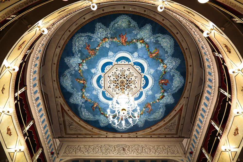 Danza al teatro Goldoni, uno scatto della cupolea del teatro, con vetrate azzurre e unrosone di vetri piu chiari  al centro