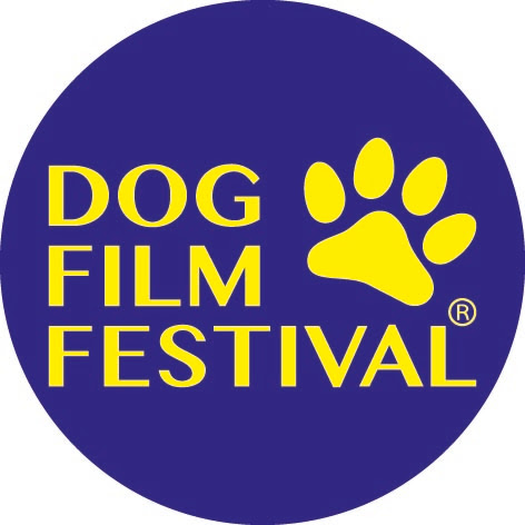 Dog Film Festival il logo con la scritta gialla in un pallino blu, con un'impronta di zampa sulla destra