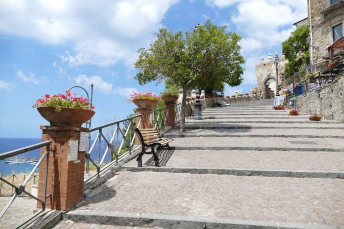 Cilento e Paestum - Una veduta di una salita con la rihgiera in legno, dei pini e una bellissima vista sul mare