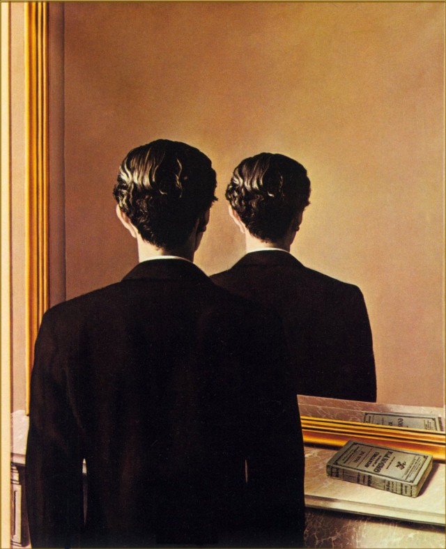 Il nome proprio è il nome di un altro? L'analisi della psicologa Rissone.
Dipinto di Magritte persona davanti allo specchio.