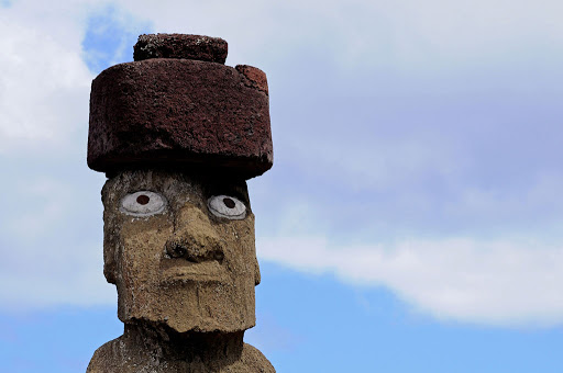 Una testa Moai completo a Tahai.con grandi occhi bianchi disegnati e sul capo un copricapo rotondo in pietra