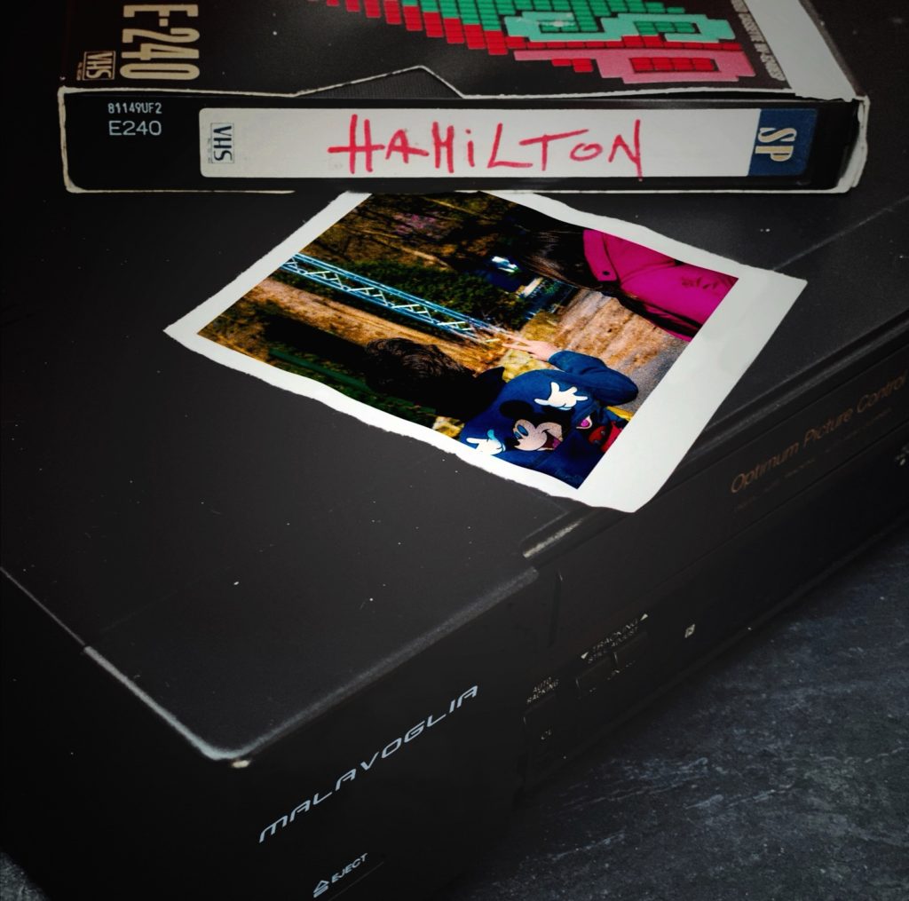 malavoglia hamilton - la copertina del singolo che inquadra una vecchia cassetta vhs sopra un videoregistratore