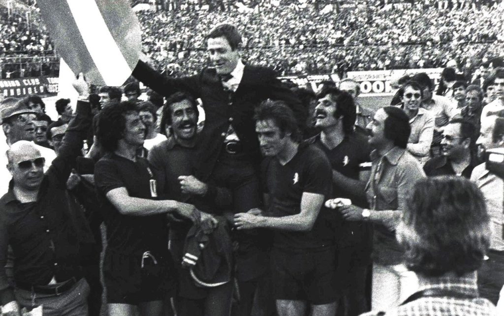 Lucio Battisti - Nella foto Gigi Radice, portato in trionfo dai giocatori del Toro, il giorno dello scudetto, il 24 maggio 1976