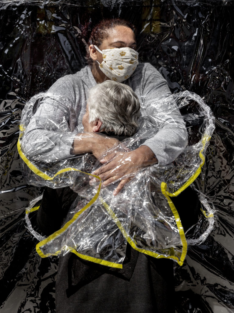 159 scatti di World Press Photo Exhibition 2021 a Torino Palazzo Madama .The First Embrace of Mads Nissen. Courtesy of Fondazione Torino Musei  