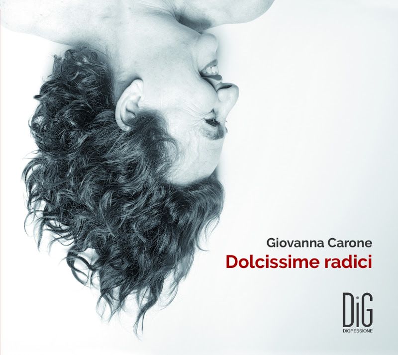 la copertina dell'album dolcissime radici di giovanna carone. raffigura la esta della cantante sottosopra con le scritte in basso