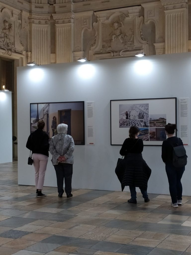 Visitatori che ammirano gli scatti esposti. 