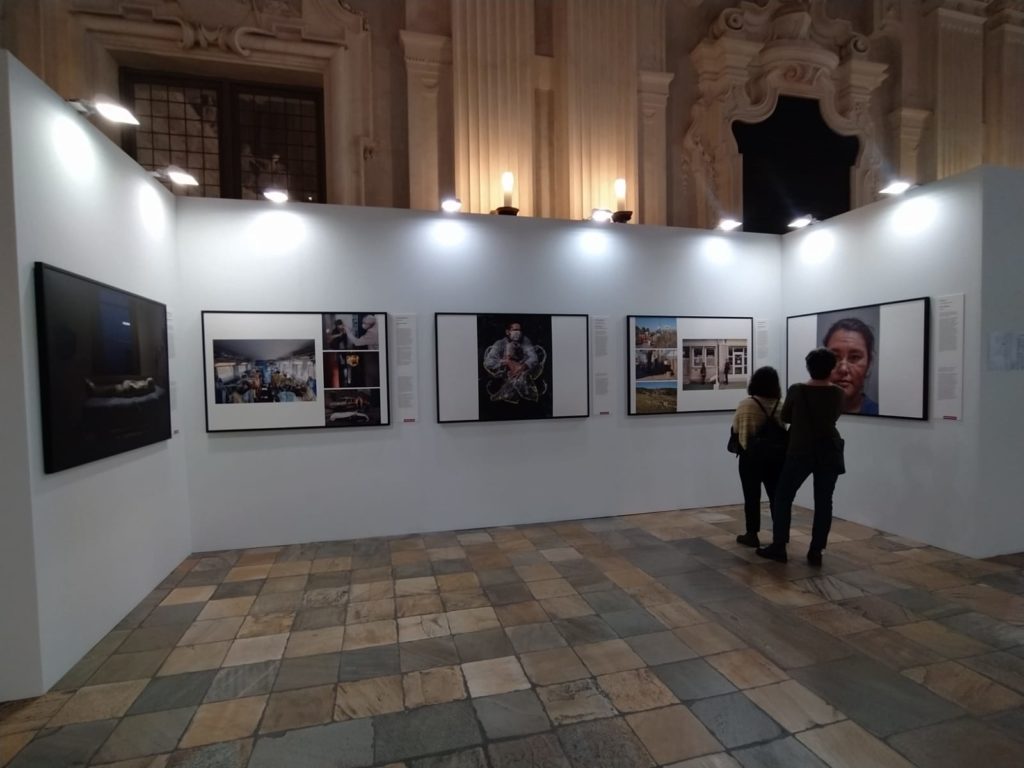 159 scatti di World Press Photo Exhibition 2021 a Torino Palazzo Madama. Allestimento e persone in visita alla mostra