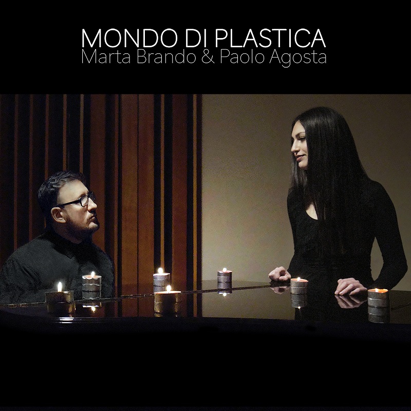 mondo di plasica - la copertina del disco che inquadra i due cantanti deitro un pianoforte a coda