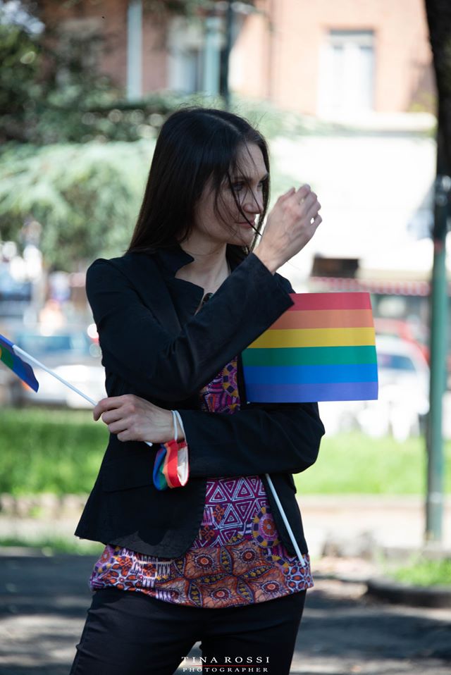 Panchine Arcobaleno a Torino per la Giornata Mondiale contro l'omofobia. Rosalba Castelli con la bandiera peace and love Arcobaleno 