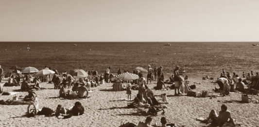 anni '60 - una spiaggia dell'epoca affollata di bagnanti