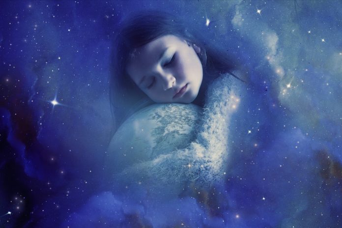 un fotomontaggio dove una bambina abbraccia un mondo ed è immersa nel blu del cielo notturno stellato