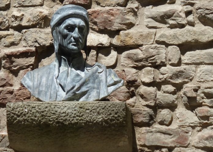 Giaveno, 700 passi d'arte nell'amor...di Dante - nella foto un busto in pietra di Danteappoggiato ad una mensonla in pietra, installato su un muro antico.