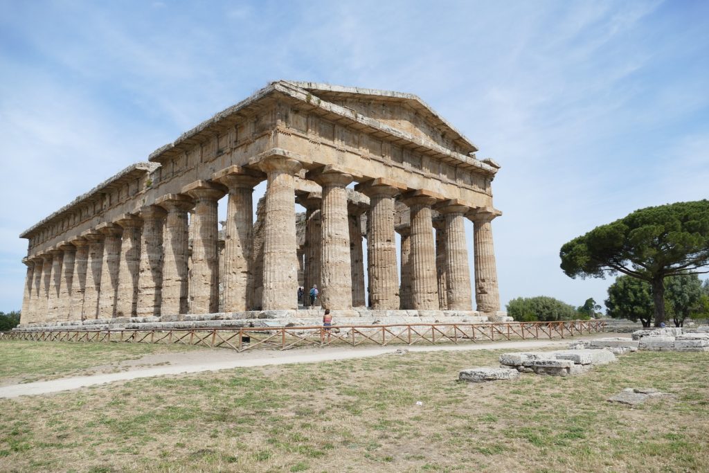 Cilento - Paestum - un tempio greco sulla sommità di una collina, completo di colonne e frontone