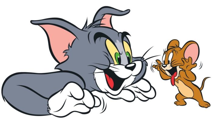 Tom & Jerry, cartoni animati, fontana della tazza di porfido, gradoni di chiaia. Sulla sinistra Tom con lo sguardo furbo che cerca di acchiappare Jerry, sulla destra, mentre gli fa una linguaccia.