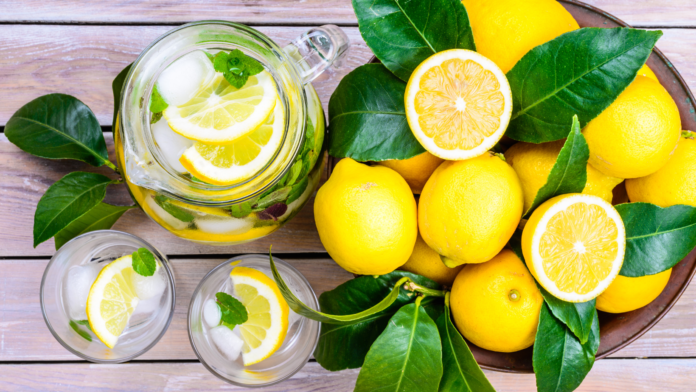 Bere succo di limone la mattina, la moda del momento