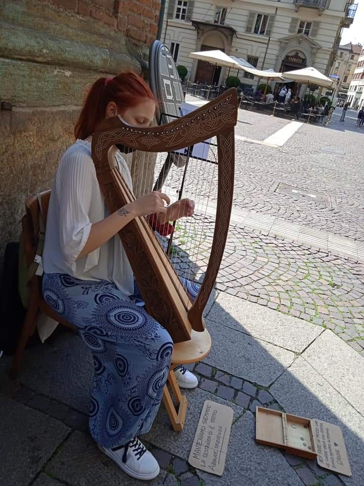 Arte in piazza a Giaveno, un angolo di Medioevo nel segno di Dante. Martina Merlo Celtic Harp Medieval Zither 