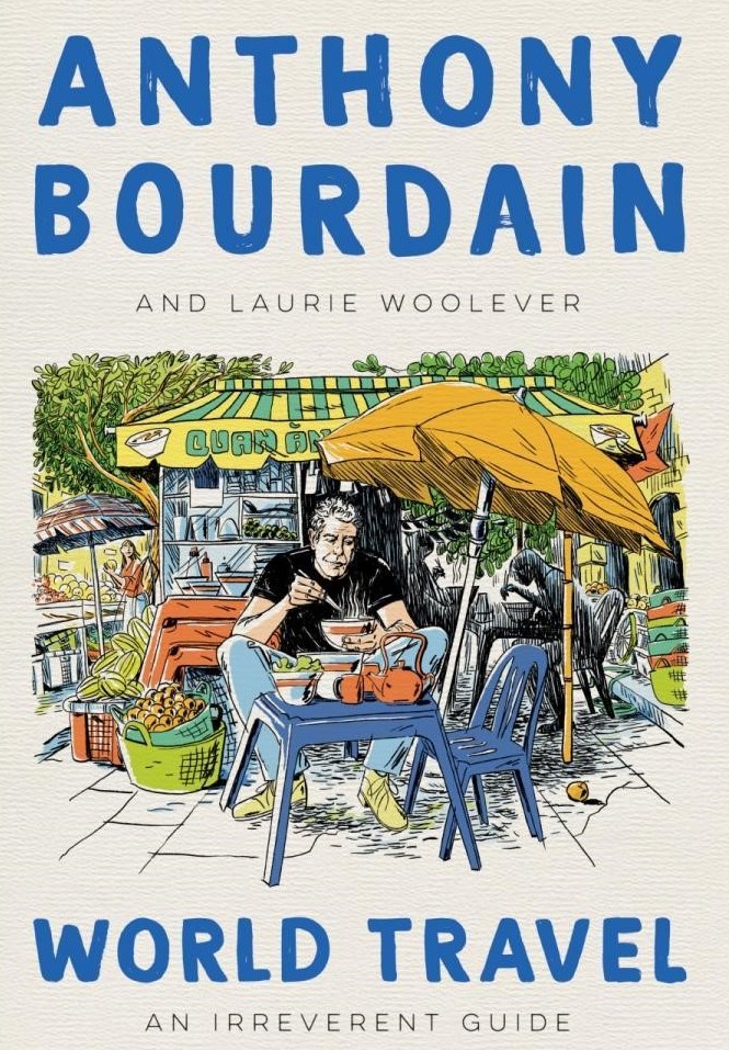 Anthony Bourdain - la copertina del libro  che lo ritrae disegnato a fumetti seduto al tavolino di un ristorante all'aperto, con delle sedie azzurre,un ombrellone arancione e dietro di lui un chiosco con le tende a strisce verdi e gialle