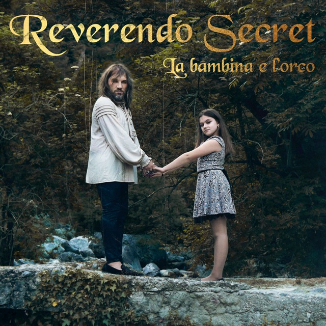 la bambina e l'aorco - la copertina del singolo che raffigura reverendo secret e una ragazzian, mano nella man in un bosco
