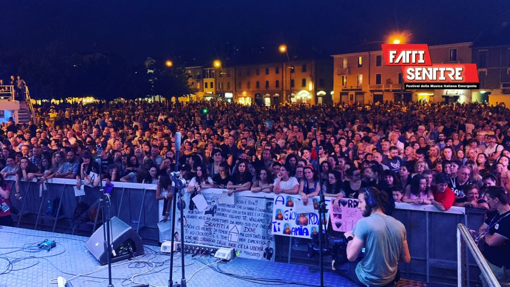 Fatti sentire - una veduta del pubblico davanti alle transenne