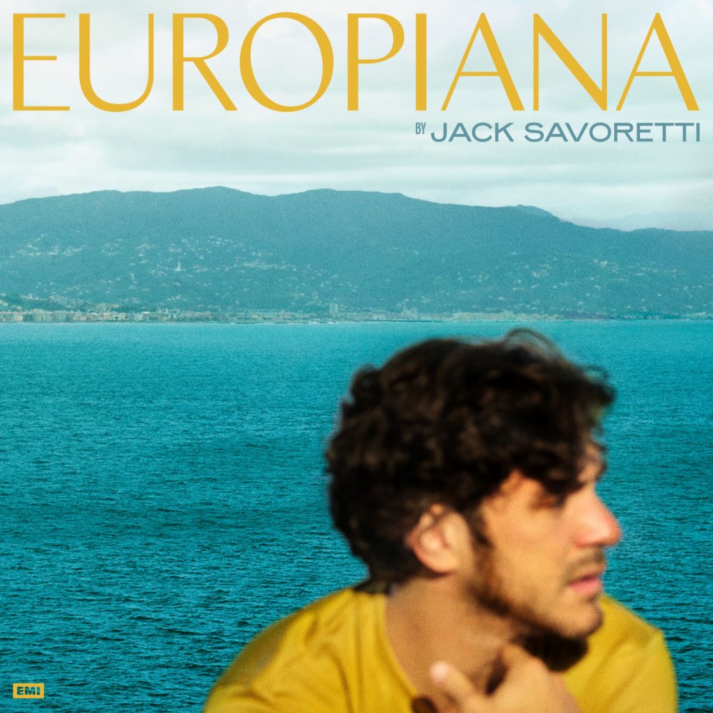 Jack Savoretti in foto di profilo, sfocato, ha una maglia gialla, in primo piano all'angolo, dietro il mare, il titolo Europiana in alto