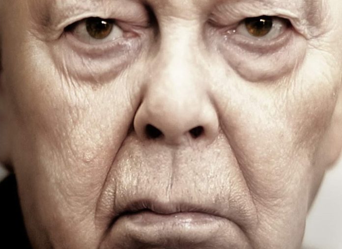 Padre Amorth l'esorcista - un primo piano del suo viso con occhiaie pronunciate, sopracciglia bianche. L'espressione è terrribilmente seria