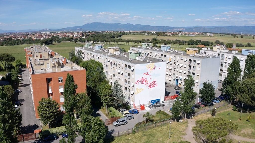 Tor Bella MOnaca, il quaritere visto dall'alto, con tre palazzi, davanti ci sono degli alberi