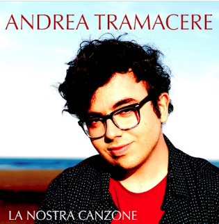 andrea tramacenere - la copertina del singolo che vede il giovane cantante in primo piano, capelli e occhiali dalla montatura scura, giacca nera e tshirt rossa