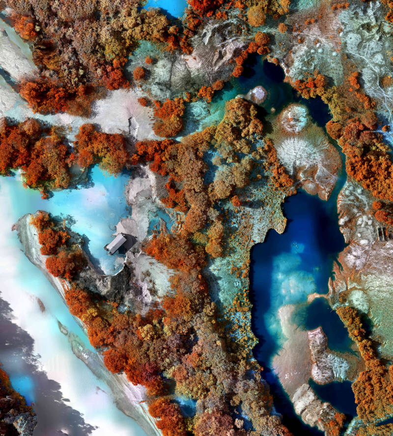 Richard MOsse fotografa dei minerali con la tecnica satellitare. L a veduta è appunto dall'alto con tantissimi colori