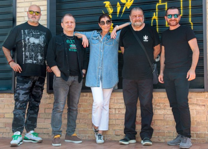esagerato - i camera soul 8cinque elementi) in piedi davanti a una serranda