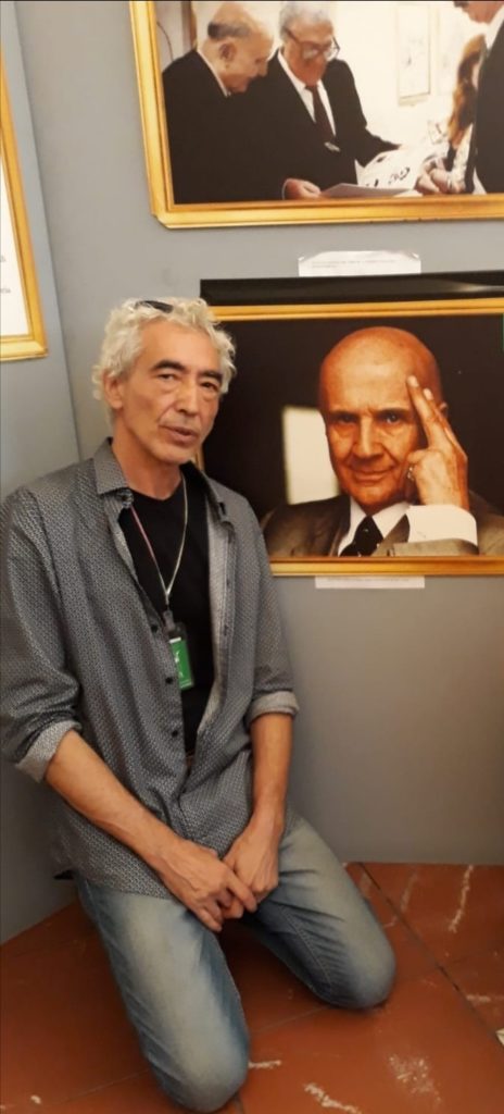 Mauro Maneglia durante la mostra su Rol e poi custode successivamente su Lorenzo Alessandri. Inginocchiato vicino a un ritratto