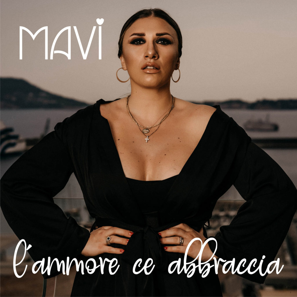 mavi - l'ammore ce abbraccia la copertina del singolo che ritrae la cantante vsestita di nero, con le mani sui fianchi