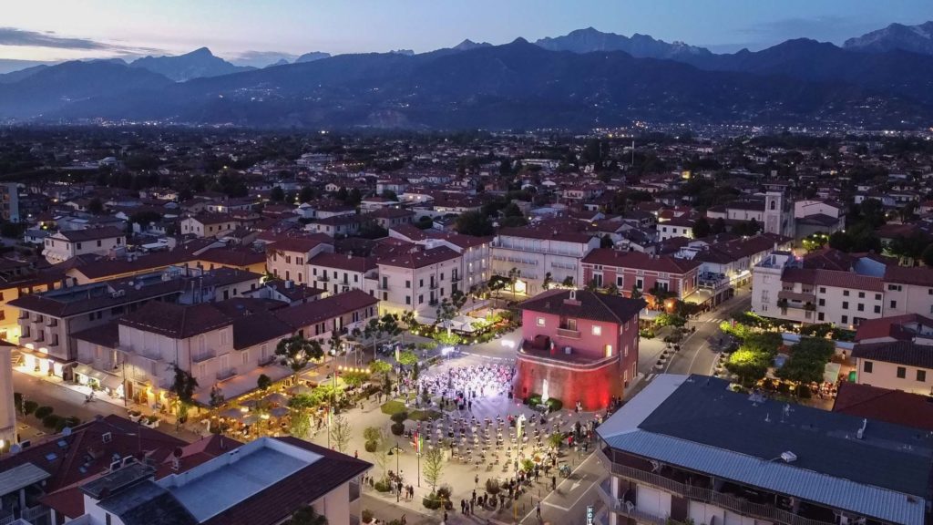 CinemadaMare - una vedutra di piazza Garibaldi e di tutta Forte dei marmi, dall'alto, di notte