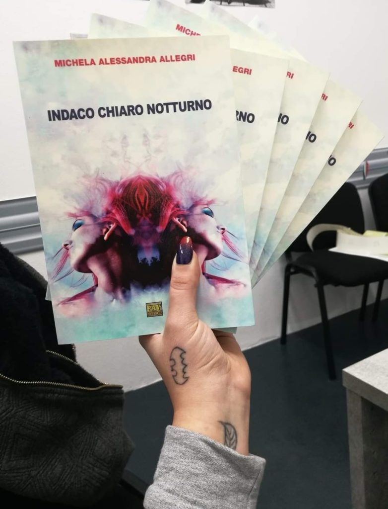 copie del libro Indaco Chiaro notturno, tenute in mano dalla stessa autrice