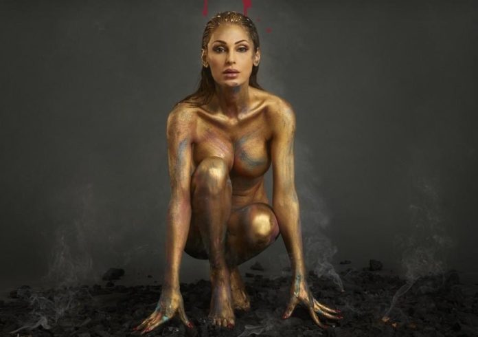 Annazero Anna Tatangelo nella copertina dell'album è nuda, ricoperta solo da vernice dorata, è appoggiatta sui talloni e appoggia le mani per terra