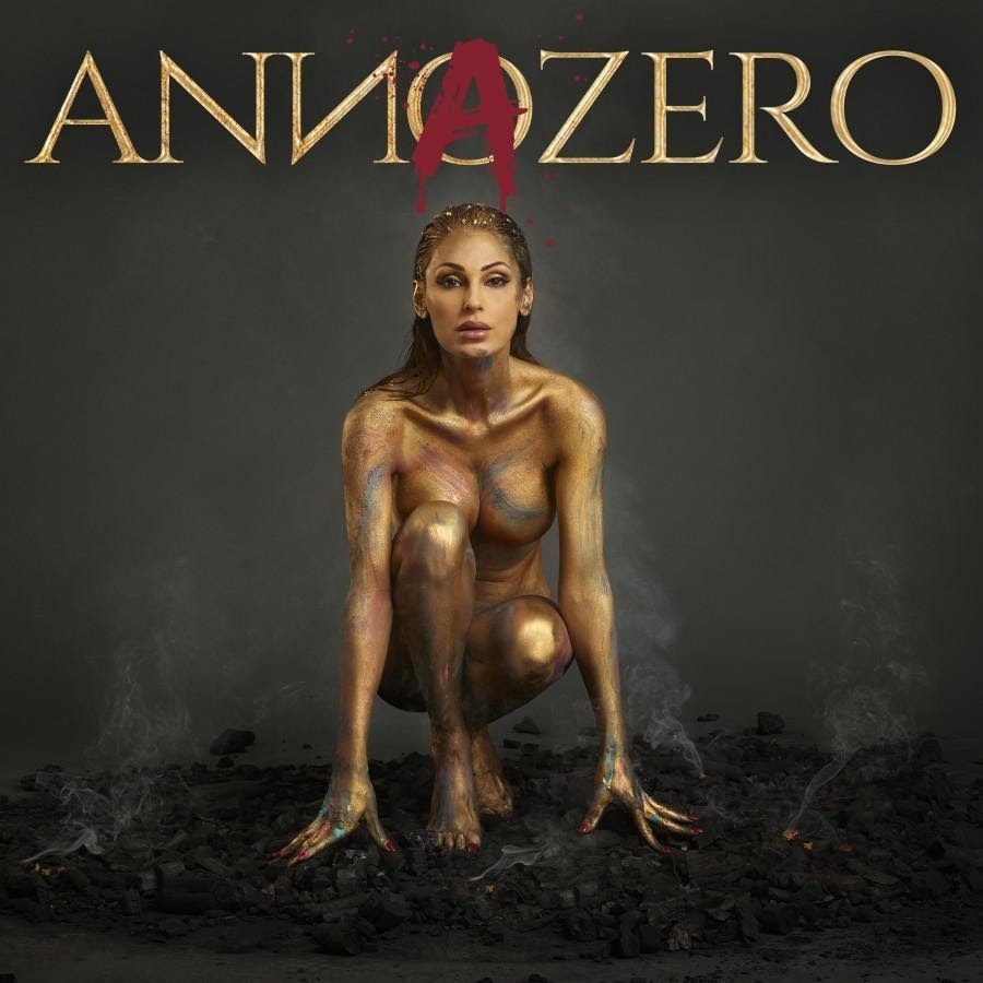Annazero Anna Tatangelo nella copertina dell'album è nuda, ricoperta solo da vernice dorata, è appoggiatta sui talloni e appoggia le mani per terra