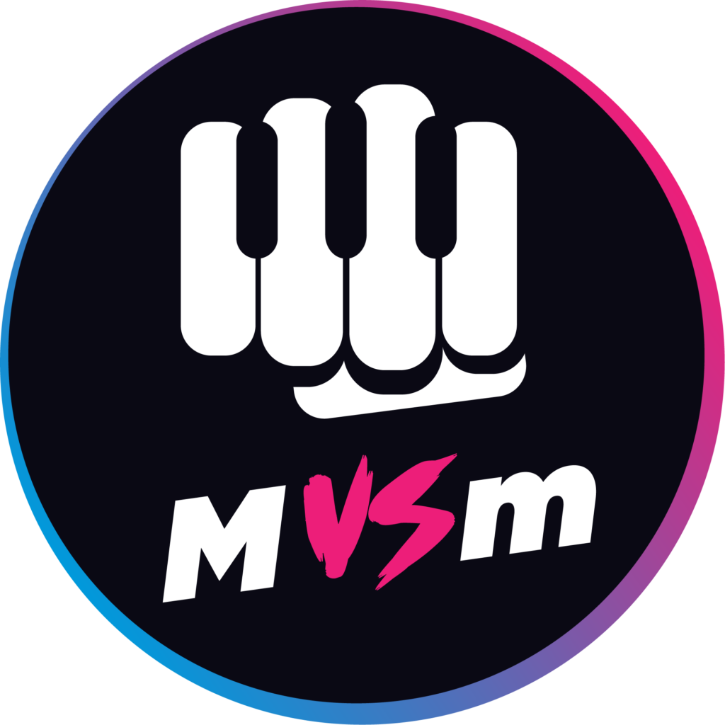 Music for change il logo composto da unc erchio nero con una circonferenza colorata di rosa e blu, al centro un pugno von le dita che sono dei tasti di iun pianoforte e sotto la scritta "M vs m"