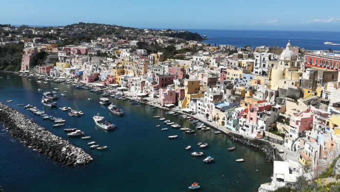 Procida veduta aerea con la costa e il mare