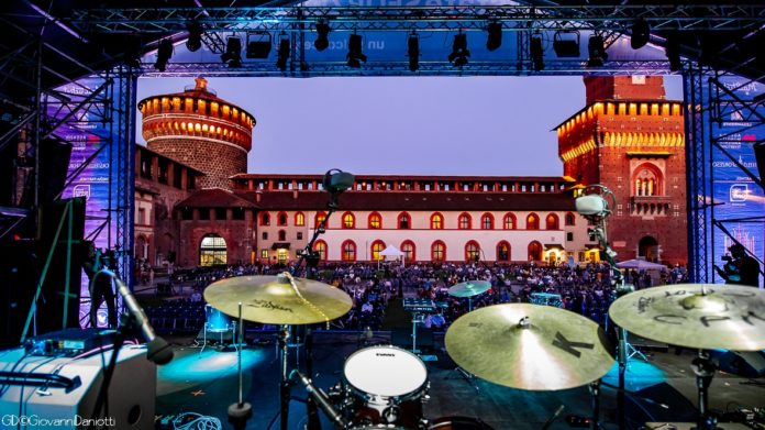 Ferragosto a Milano - la foto è stata scattata dal palco, dietro la batteria e immortala tutto l impianto luci del palco, la platea del pubblico e sullo sfondo il castello sforzesco di milano