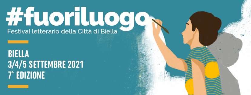 Biella #fuoriluogo la locandina su sfondo blu una donna disegnata concapelli castani raccolti sulla nuca, maglietta a rtighe blu e giallo ocra, dipinge con un pennello bianco le scritte